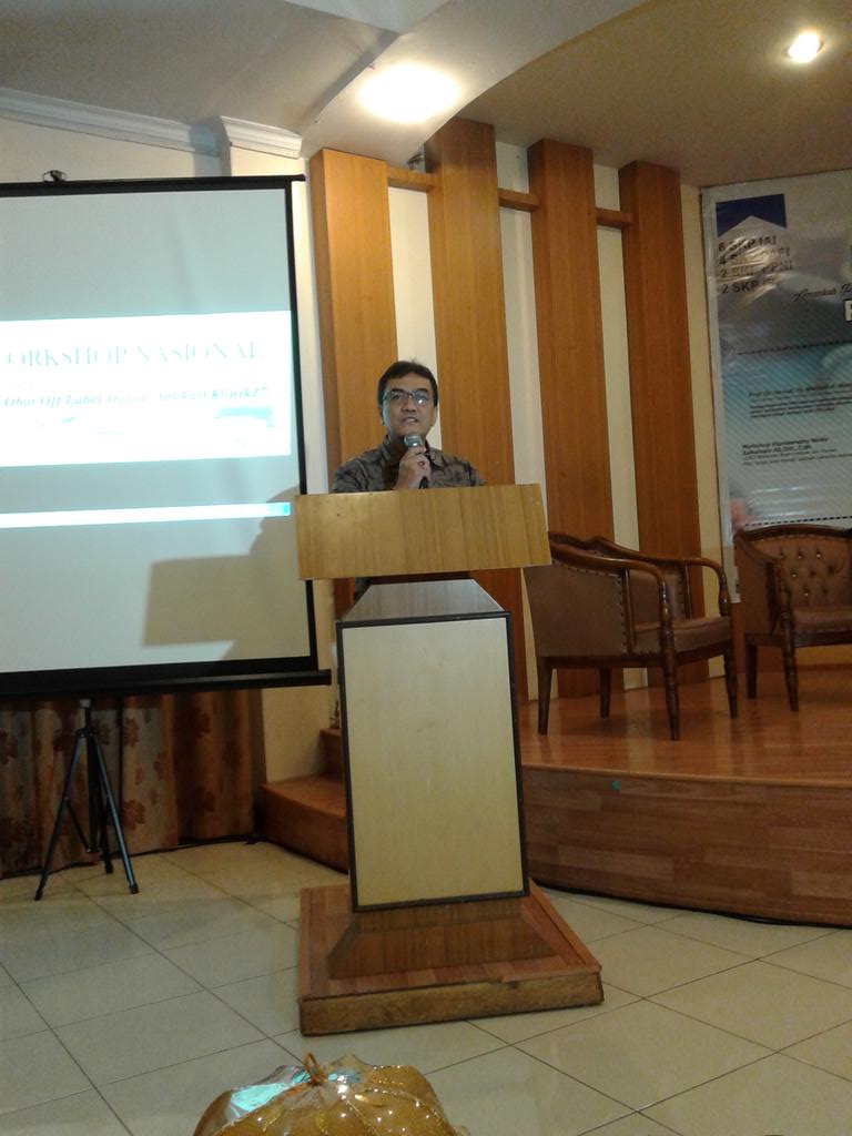 Pembukaan Seminar dan Workshop Nasional ISMAFARSI INDTIM oleh Sekjen IAI Sul-Sel.