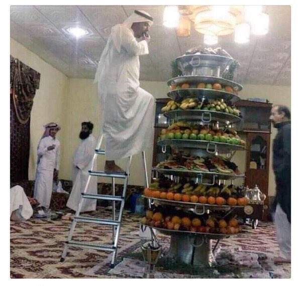 Albajjash's tweet photo. وصل "الهياط " ..أن يتسلَّق الإنسان كالقرد ليتناول الطَّعام!!
#حتي_لا_تزول_النعم
 #يجب_محاسبه_المسرفين https://t.co/HQHX2GrXAj