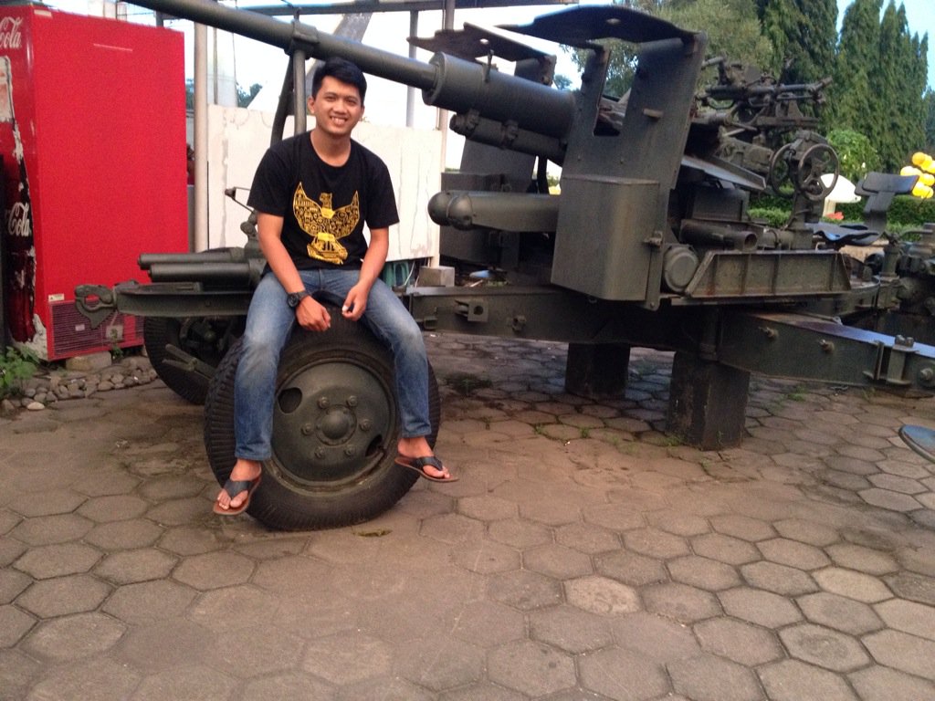 dia tidak romantis tapi dia selalu berusaha membuatku bahagia :))