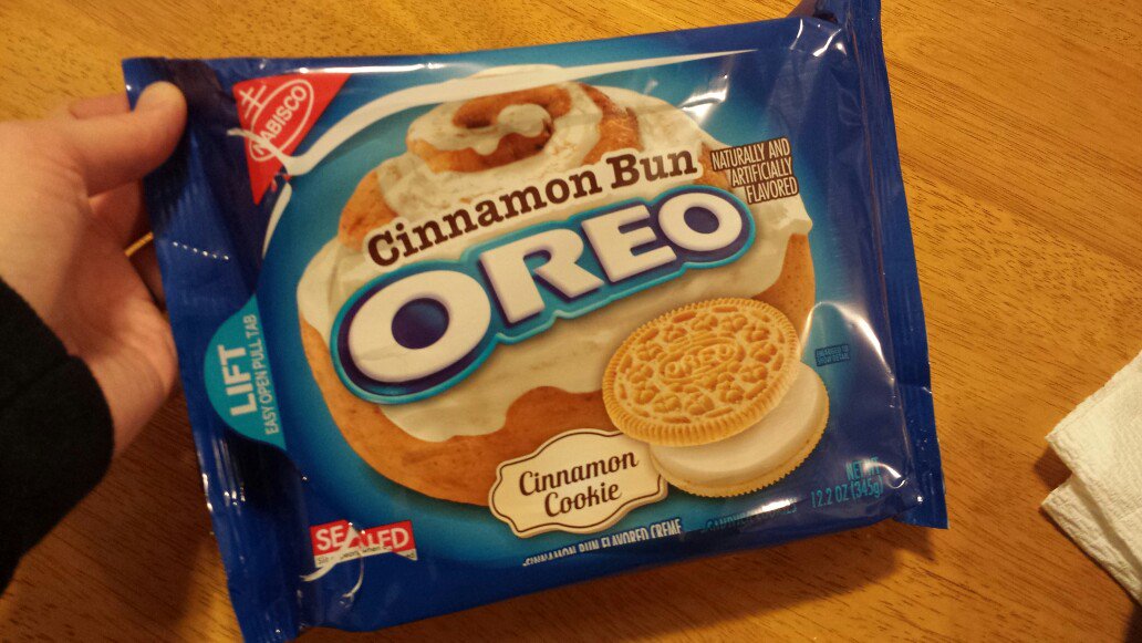 g33kxx's tweet photo. Exited for new cinnamon bun @Oreo flavor, sadly we got shorted four cookies ... https://t.co/NpDGuIG3GM https://t.co/PdYWo3DqgL