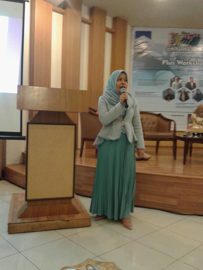 Pembicara I, Prof Dr. rer-nat Hj. Marianti A. Manggau, Apt. (Guru Besar UNHAS) penggunaan Obat off label <a href="/ISMAFARSI/">Ikatan Senat Mahasiswa Farmasi Seluruh Indonesia</a>