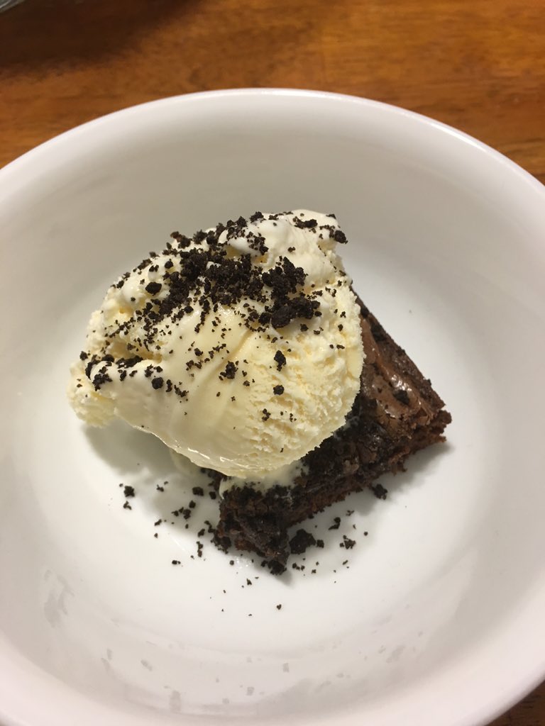 ciiaramaee's tweet image. Oreo Brownie a la mode, made my yours truly. #SnowDayEssentials