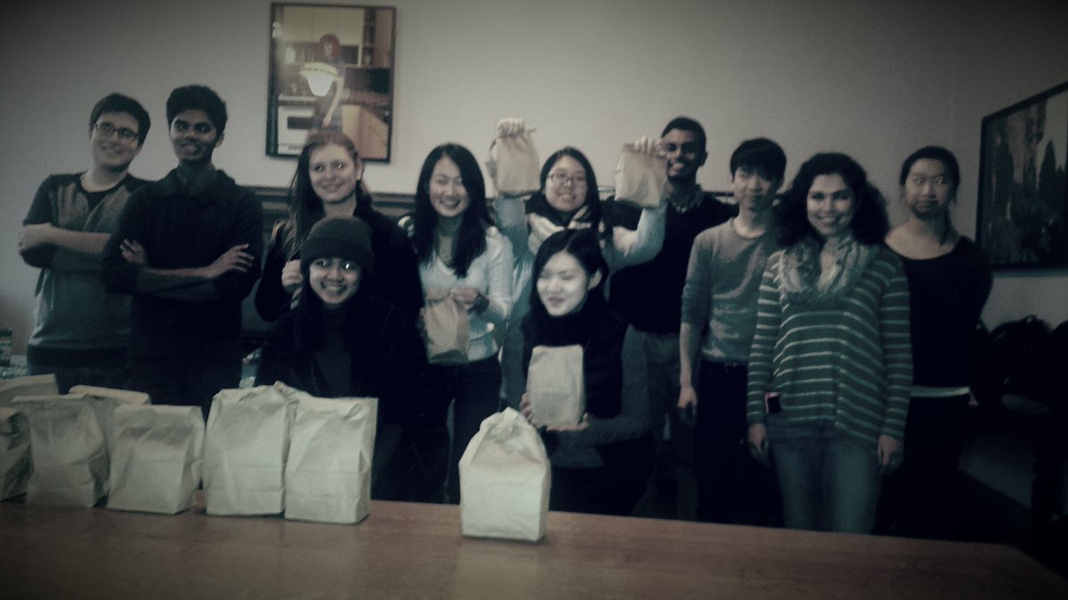 CircleKUofT's tweet photo. Winter 2016 Sandwich run. @CircleKUofT  K-UofT @TorontoKiwanis https://t.co/ZF4mqAkXjs