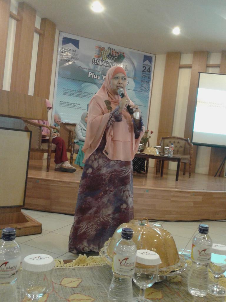 Pembicara III, St. Syamsiah, Skp., M.Kes (Sekretatis PPNI Sul-Sel) 'monitoring pasien dengan terapi obat off label'