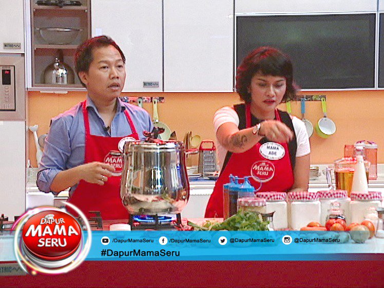 DapurPanik's tweet photo. Waaah Mama Ade Fitria jgn ikutan senewen yah masak sama Papa @SondoroMusic.. #DapurMamaSeru @whatsonANTV https://t.co/GXmEppny0r