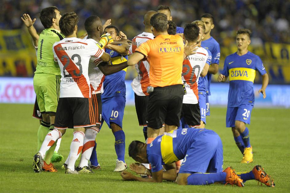 CelPC22's tweet photo. Andrés Chávez y la posición que más le apetece. #ComeTraba #Superclasico https://t.co/sYSHB5Xqox