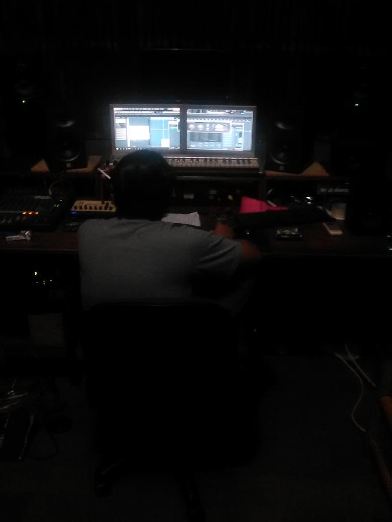 superheiro_band's tweet photo. Proses editing single #merindukanmu https://t.co/KLWmDlZ1E7