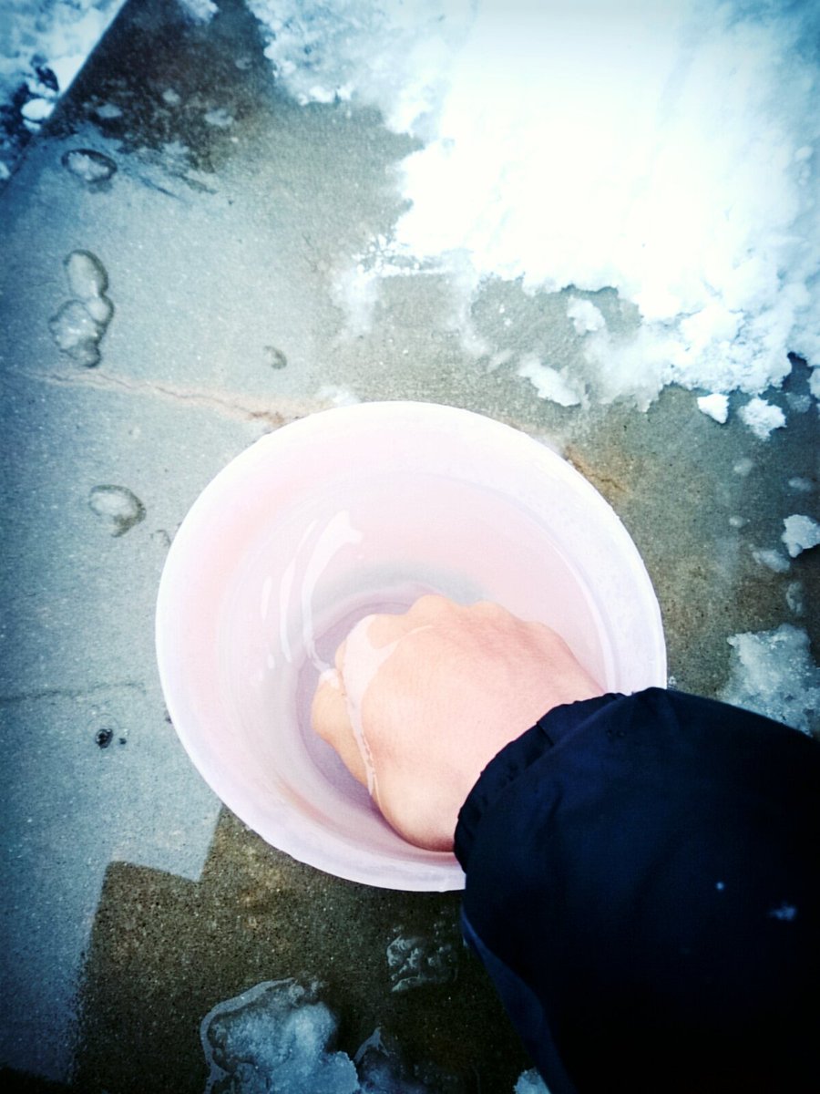 ひさびさに雪と触れ合う俺(手が寒いからお湯持ってきた)