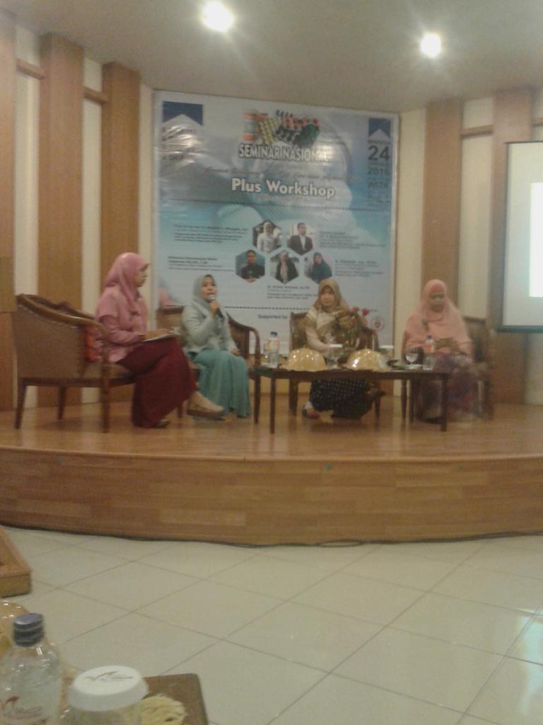 Sesi tanya jawab Seminar Nasional Patient Safety"Amankah Penggunaan Obat Off label Dalam Aplikasi Klinik" <a href="/ISMAFARSI/">Ikatan Senat Mahasiswa Farmasi Seluruh Indonesia</a>