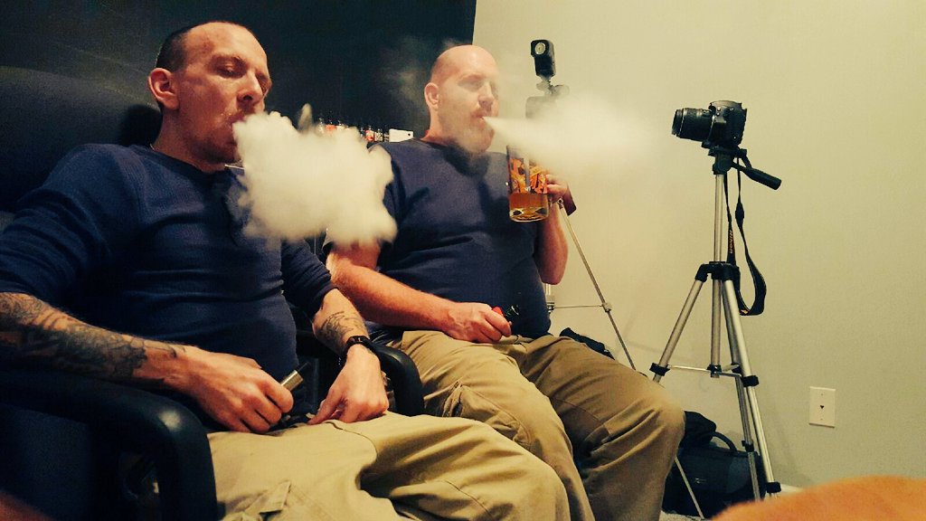 slattsvaps's tweet photo. Takin a break from filming to vape #vapereviews #vapefam #vapeblast #vapemail https://t.co/i29lDvkUxm