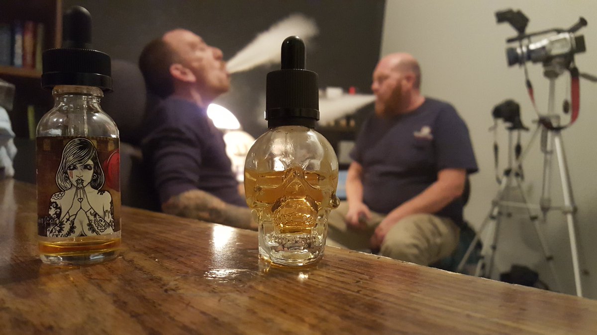 slattsvaps's tweet photo. Vaping @suicidebunny_ and @Thevaporgirl #vap #vapefam #vapepromo https://t.co/2MWjmXEqhw