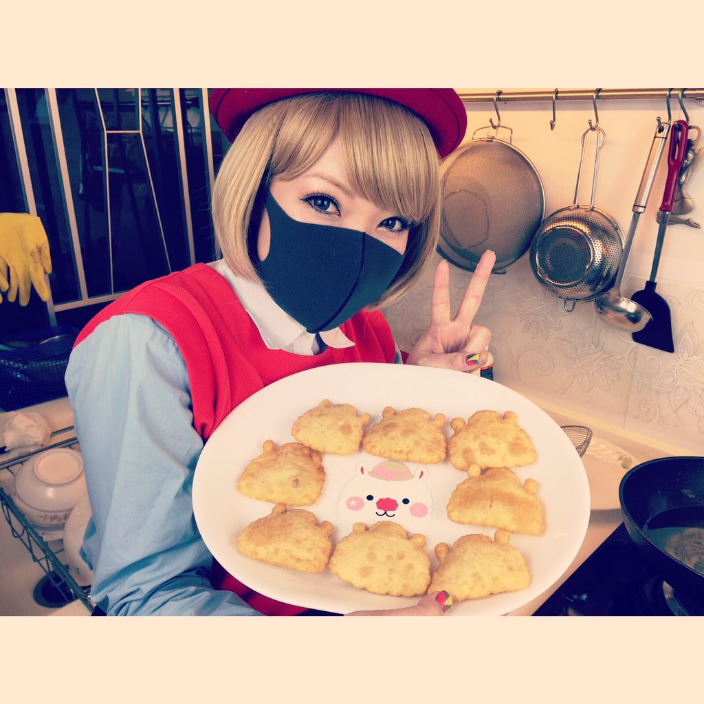 SingSingRabbit's tweet image. 星星兔角仔大成功！Yeah!
大家今年都要出人頭地、荷包腫脹哦！
#singsing_rabbit #SingSingrabbit #油角 #角仔 #2016大家都要勁爆哦！