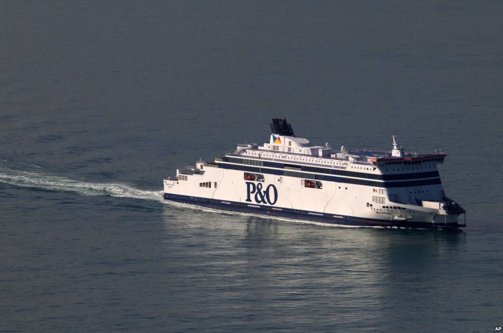 voaindonesia's tweet photo. Pengungsi Serbu Pelabuhan Calais untuk Naik Kapal Ferry Inggris https://t.co/Q1xxqwZScq https://t.co/8kW1J6aG3V