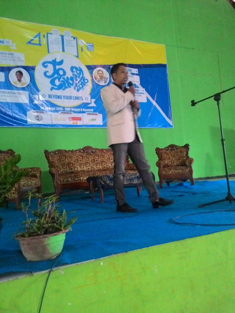 tosikma2016's tweet photo. [ Live Report ]

Sambutan oleh Fajar Rahmantiyo selaku Ketua Paguyuban SIKMA-NG 2015-2016 ☺ https://t.co/slpb5KT209