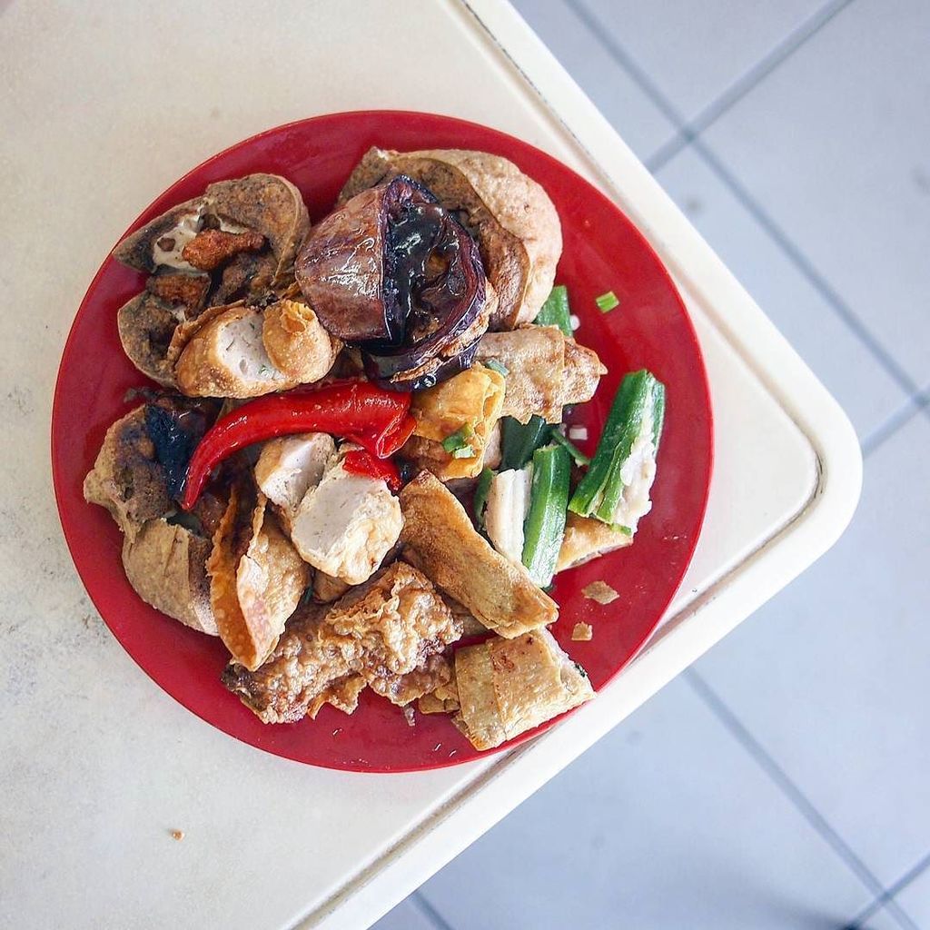 agentcikay's tweet photo. #tablecornerdining on Yong Tau Foo at Hap Soon , ss3. This shop is so popular the YTF is sold out by noon! https://t.co/mFrzR3Kopt