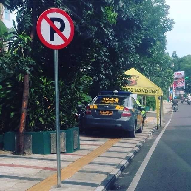 Aduh rusak trotoar nya Pak....itu plang nya dilarang parkir atau dilarang protes Pak...<a href="/infobandung/">infobandung</a> <a href="/se_bdg/">se_bdg</a>