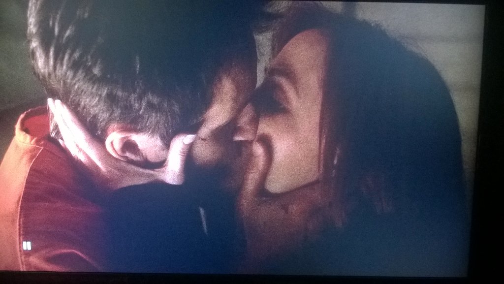 jessahmewren's tweet photo. @Silverarrow82 @lady_aras the way their hands mirror each other. #XFRewatchTheTruth https://t.co/qfnzqZ4G41