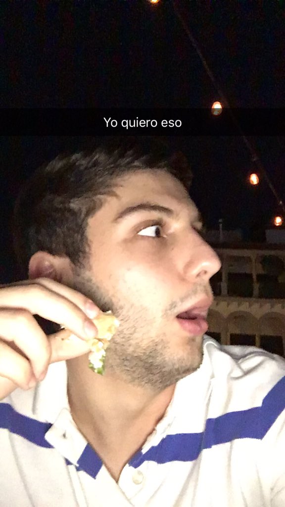 abelardochahwan's tweet photo. Cuando al de la mesa de al lado le traen algo más rico de lo que tú pediste. https://t.co/6AD5ksUTf3