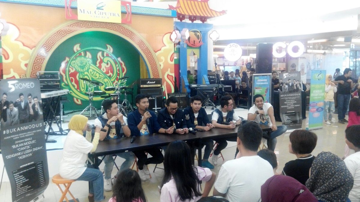 Sahabat5RomeoID's tweet photo. @5RomeoID sudah ada di Mall Ciputra Cibubur sekarang. Yuk Merapat &amp; Beli CD Album #BukanModus secara langsung! https://t.co/oApLAzK1cx