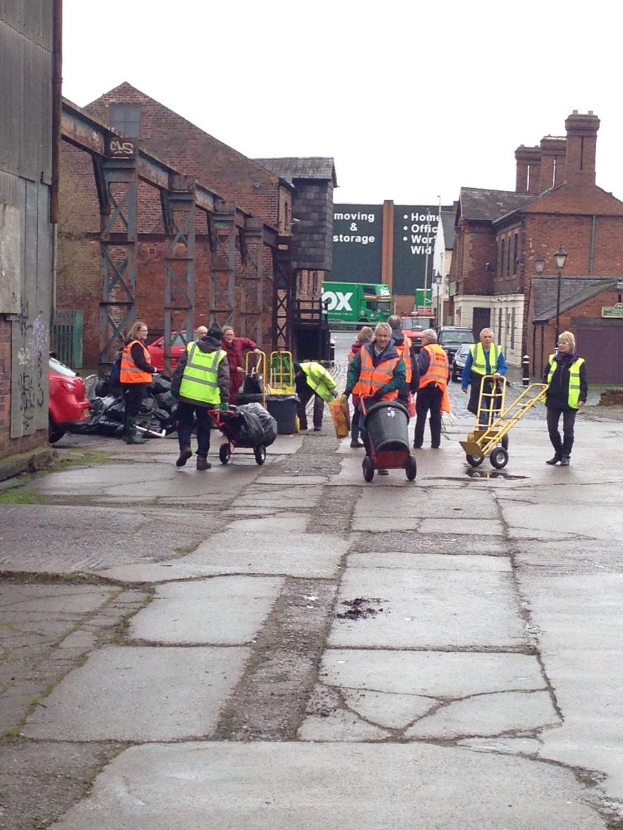 Great turnout to cleanup morning by the canal with <a href="/TidyStourbridge/">TidyStourbridge</a> this morning. Team effort!