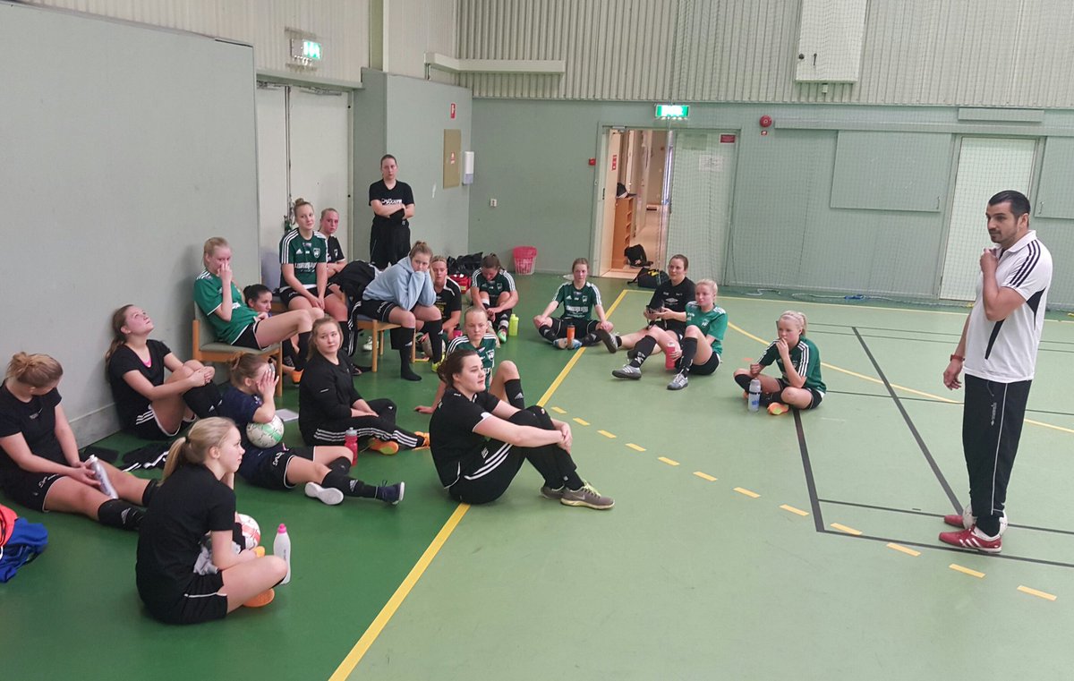 Frippen99's tweet photo. 20 pers en söndag kl 10 känns helt OK 😆 #wikdam #ttelafotboll https://t.co/M5iv5gVfcW