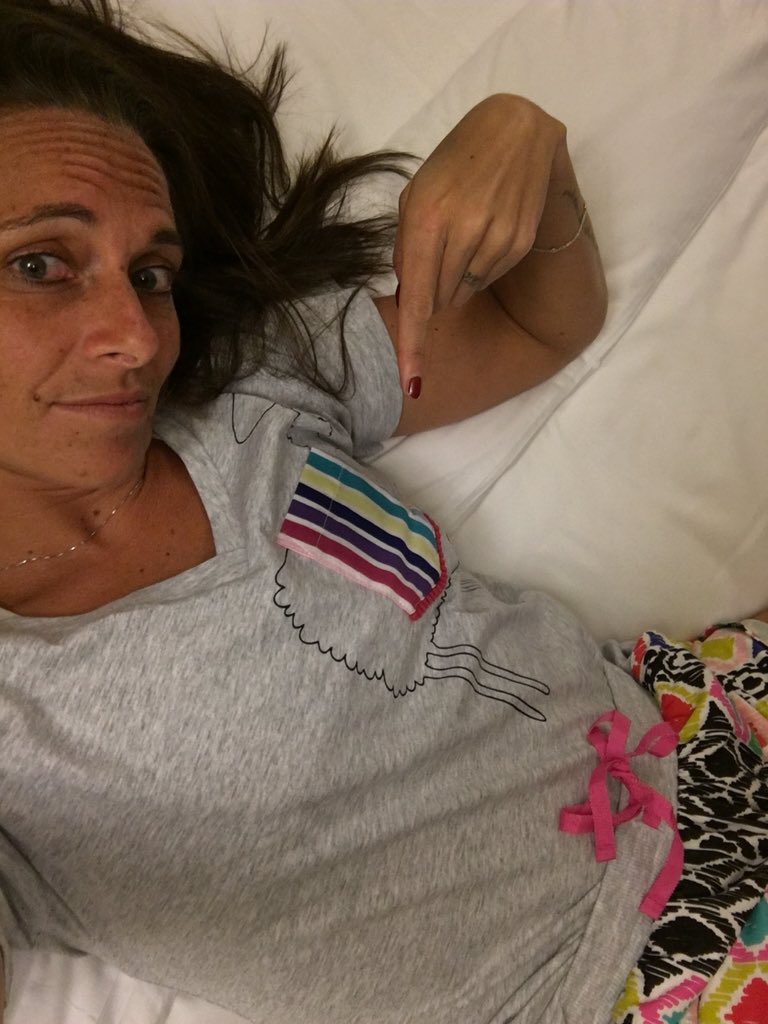 roberta_vinci's tweet photo. Le promesse si mantengono!Selfie con il mio nuovo pigiama...regalo di @SvetlanaK27!!Grazieeeee☺️☺️😘😘 #grandepartner https://t.co/z8tnnKFU8X