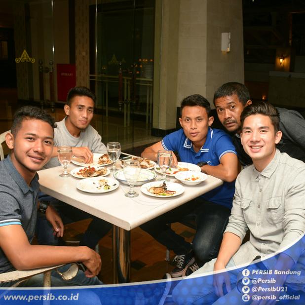Rewog qtu yas daharna 😄😄😆😆 <a href="/diasanggaputra/">Dias angga</a> RT <a href="/persib/">PERSIB</a>: Makan malam bersama tim #persibsalawasna #persib "