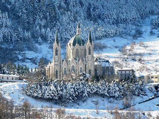 TamyFeltry's tweet photo. Contes de fée? Non, le Sanctuaire de Maria Santissima Addolorata à #Castelpetroso (Italie - #Molise) 

#OUAT https://t.co/8HNzYMFQ0y
