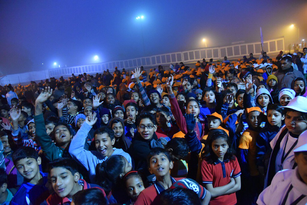 Children cheering at 5am at Mini Marathon #MyCleanIndia#SwachhBharat#SwachhIndia
