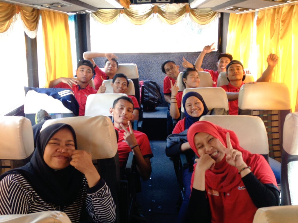 Dzul_Helmy's tweet photo. Enroute to JB UTM Skudai #badmintontournament #sukipt2016 #uniselians #suterians #teamunisel #teamsutera https://t.co/8HTczBPtNR