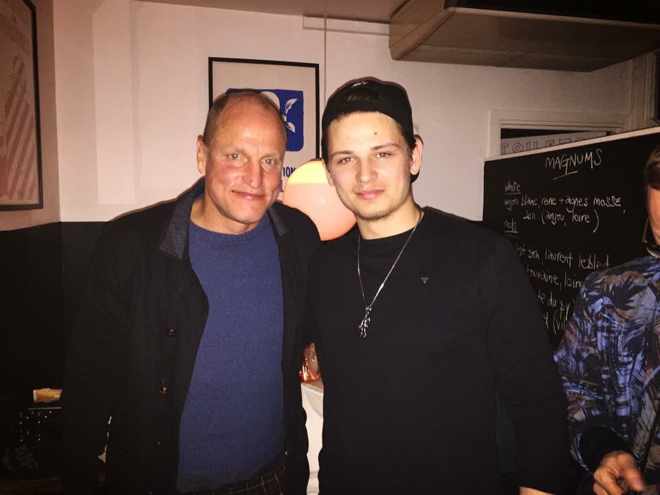 26suchos's tweet photo. Just chillin with Woody Harrelson #whereismytwinkies https://t.co/0avAbmNpWi