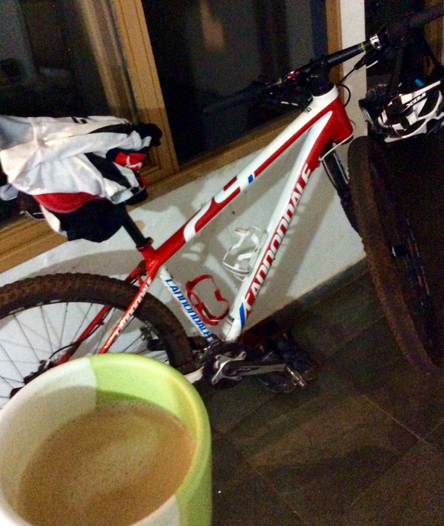 lucasalvesjr's tweet photo. O sol ainda nem saiu e já estamos prontos... #Ritual1 #RideaBike #Strava https://t.co/vpK0Sjkoj6