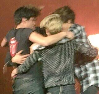 WeLovePaisa's tweet image. No te rindas,sigue hasta el final 🎶🎶

#TheLastPartyVideo 
#CD9DiscoDeOro 
@somosCD9 👏👏

FELICIDADES !