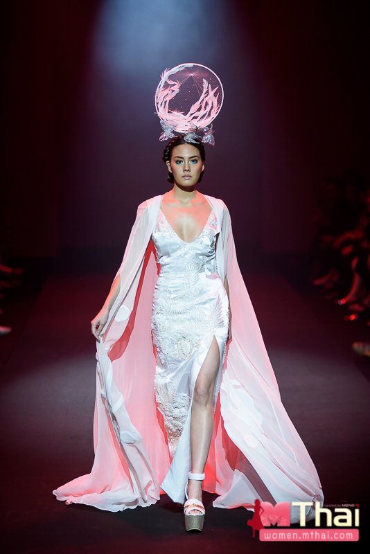 ImFashionTH's tweet photo. เจนี่ เทียนโพธิ์สุวรรณ ในโชว์จากแบรนด์ Nagara BIFW 2015
สยามพารากอน บางกอก อินเตอร์เนชั่นแนล แฟชั่นวีค 2015 https://t.co/XT1cQqJ9ju
