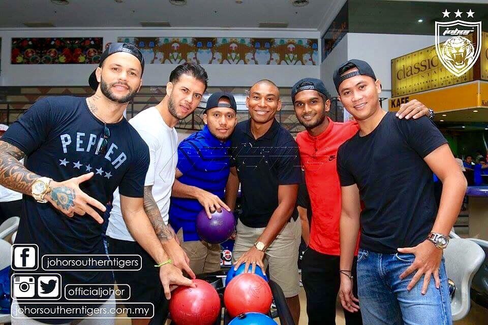 JDT family day out 🔵🔴⭐️⭐️⭐️
Have funny!!!
#bowling 🎳🎳 https://t.co/VzgCAAJJ8W