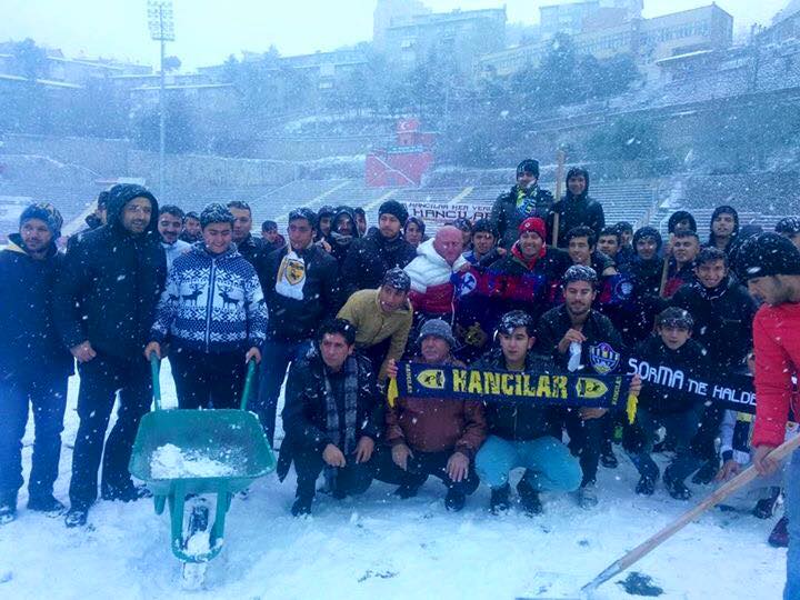 AltLiglerTR's tweet photo. Bugün Zonguldak'ta oynanacak Zonguldakspor-Kırıkhanspor maçı öncesi iki takım taraftarı da statta kar temizliyor. https://t.co/8XEyMGiili
