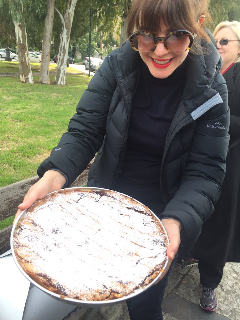 caecilihoes_VII's tweet photo. La torta è buonissima 💜 https://t.co/h0M4AVTSXu