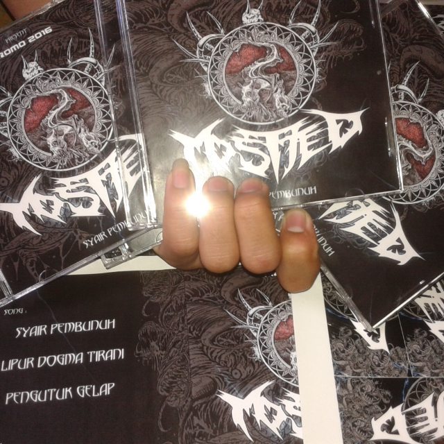 MOSTTEDofficial's tweet photo. Prongresing 2016 Promo EP Syair Pembunuh.
@MMdeath13 @MelodyMakerband @DuniaIndie @IDMetalcore @minoritymerch1 https://t.co/bZinoSIT0U