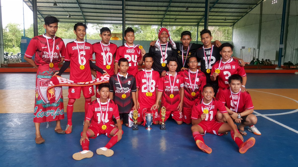 TheReds_PLH's tweet photo. Terbayar sudah kerja keras musim ini, great tim @TheReds_PLH , champion 🏆, hadiah ulang tahun terindah #YNWA #IKBS https://t.co/8JSen680ay