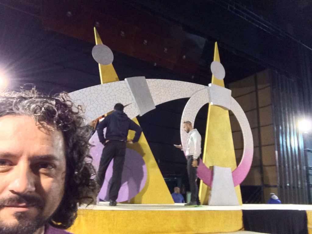 XavierHerrero's tweet photo. De bon mati muntatge decorat falla @AbuFalla #falles2016 #escenografia #escenery https://t.co/mL6K2vY1yn