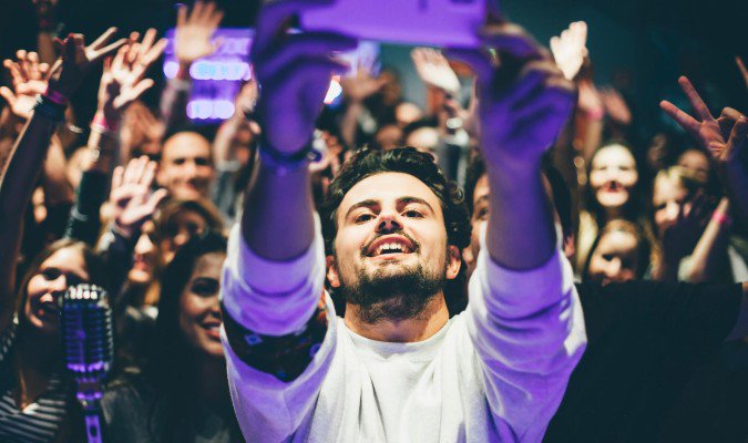 Medio millón de personas siguen en las redes a este humorista sevillano <a href="/Amodeo13Oficial/">Juan Amodeo</a>  | elcorreoweb.es/extra/mis-segu…