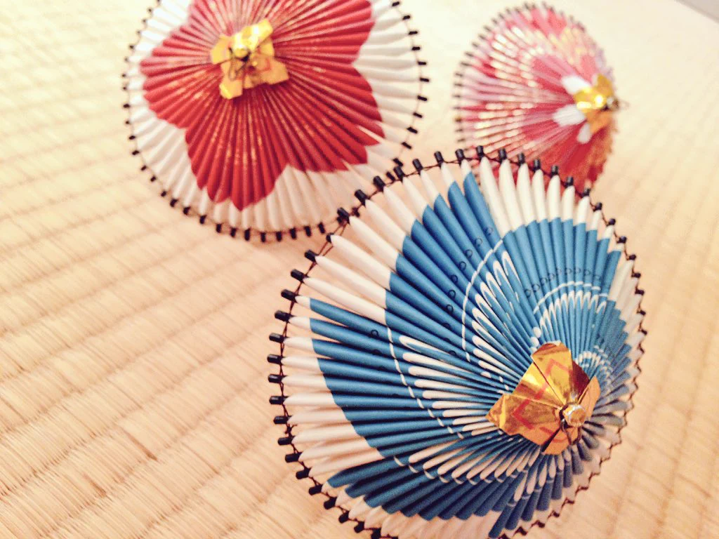 おばあちゃんが作ったかわいい傘はタバコでできていた！