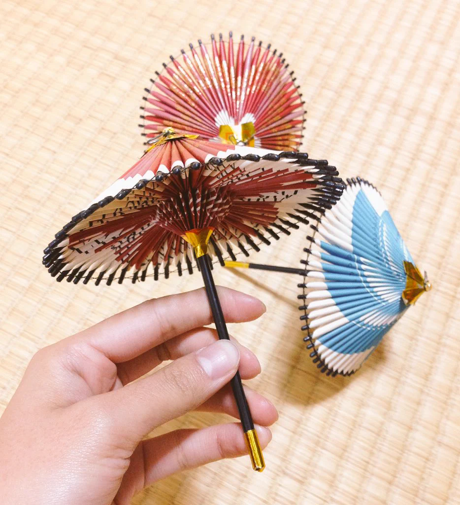 おばあちゃんが作ったかわいい傘はタバコでできていた！