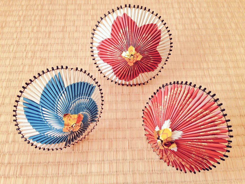 おばあちゃんが作ったかわいい傘はタバコでできていた！
