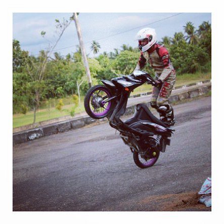 bintang29fs's tweet photo. #bintang29fs #Stunterindonesia #freestylemotor #freestylemotorindonesia #stuntrider #stuntpractice #stuntfun https://t.co/rhMzBQ23ae