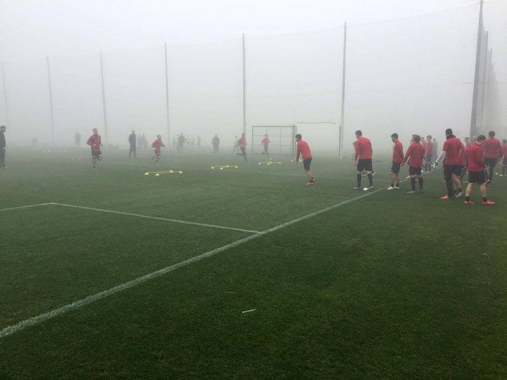 Rote_Teufel's tweet photo. Am vorletzten Tag in Oliva hatte der #FCK beim morgendlichen Training mit leichtem Nebel zu kämpfen. #Betze #FCKole https://t.co/cq2PxeHer7
