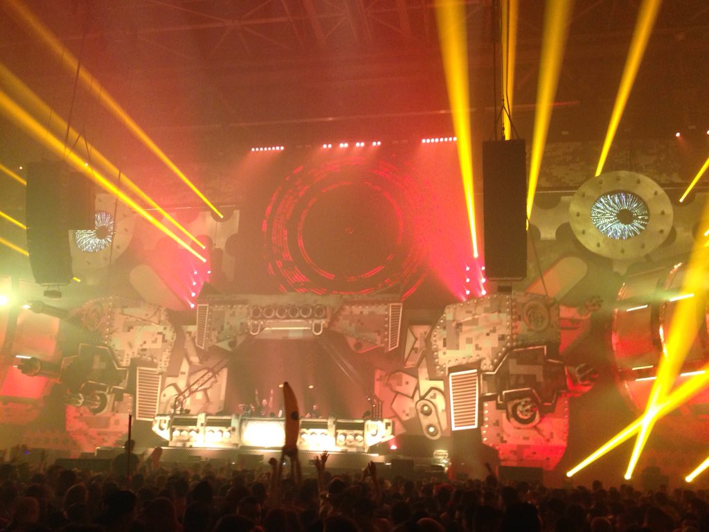 Kursez's tweet photo. Hola soy #Hardbass2016 y me he follado a #Qlimax2015, jaja saludos https://t.co/nVWKzvauJ5