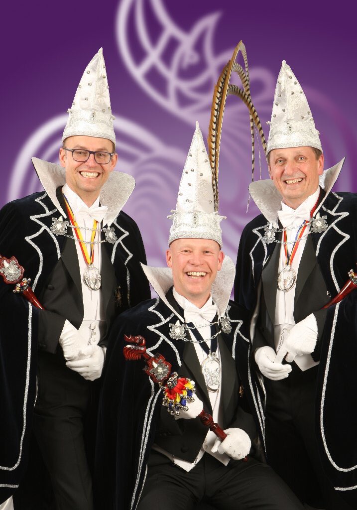 Weej fillicitere <a href="/Jocus3span2016/">Jocus3span2016</a> Prins Pascal d'n ièrste met zien adjudante René en Nico <a href="/jocusvenlo/">Jocus Venlo</a> #kumpgood