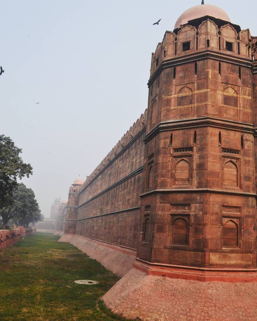 ad_bhX's tweet photo. Red Fort, 
Symmetrical and grand.
#delhidiaries #Delhi #redfort #india #history #instavaca… https://t.co/Xf5kSNS2ZA https://t.co/nvz98EE0Jr
