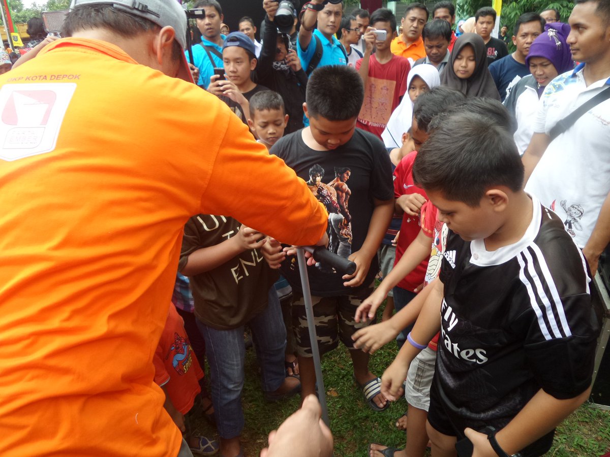 Walikota <a href="/Nur_Mahmudi/">Nur Mahmudi Isma'il</a> bikin lobang biopori brsm anak2. Semangat Depok hijau.
<a href="/FKHDepok/">Kota Hijau Depok</a> <a href="/blhkotadepok/">BLH Kota Depok</a> @info_Jakarta